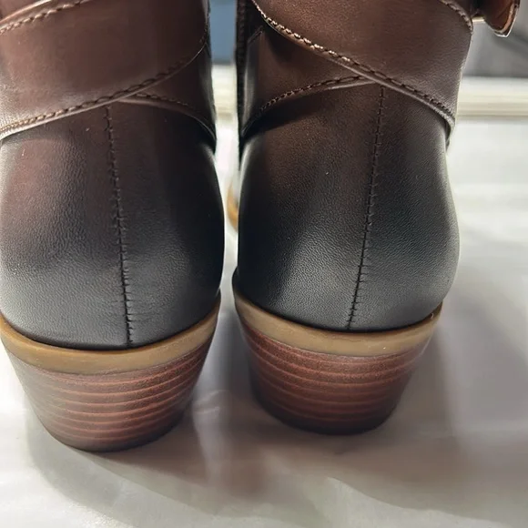 Coach Dylan Horse and Carriage bootie in walnut leather. Inner zipper. Size 5.5 - Picture 6 of 8